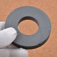 แม่เหล็กเฟอร์ไรท์ 70mm x 10mm วงใน 32mm - งานตำหนิ